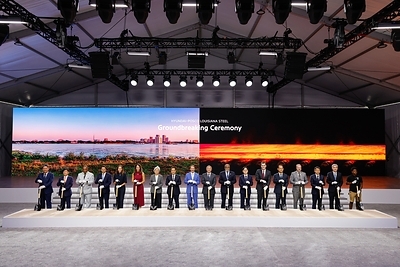 (From left) Gang Hyun Seo, Hyundai Motor Group President; Kwang-moo Kim, Senior Executive Vice President; Leroy Sullivan, Mayor of Donalsonville; José Muñoz, President and CEO of Hyundai Motor Company; Susan Bourgeois, Louisiana Economic Development Secretary; Julia Letlow, U.S. Representative; Kyung-wha Kang, South Korean Ambassador to the U.S.; In-hwa Chang, POSCO Group Chairman; Jeff Landry, Louisiana Governor; Euisun Chung, Hyundai Motor Group Executive Chair; Troy Carter, U.S. Representative; Jung-kwan Kim, Korea’s Minister of Trade, Industry and Resources; William Kimmitt, U.S. Under Secretary of Commerce for International Trade; Bo-Ryong Lee, President and CEO of Hyundai Steel; Clint Cointment, Ascension Parish President; Ho Sung Song, President and CEO of Kia Corporation; Sung Kim, Hyundai Motor Group President; Cortaz Johnson, Student of River Parishes Community College (RPCC)