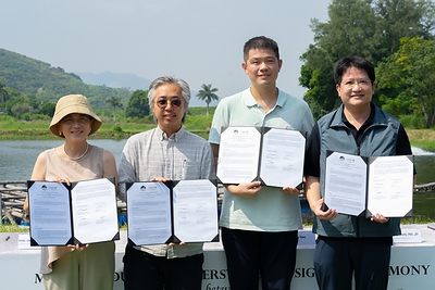 (L–R) Julia Lau Man-kwan, JP; Dr. Yin-lun Chan; Anthony Gao; and Chan Pok-chi, MH, JP, display the signed Memorandum of Understanding (MoU) at Pak Nai.  (L–R) Julia Lau Man-kwan, JP; Dr. Yin-lun Chan; Anthony Gao; and Chan Pok-chi, MH, JP, display the signed Memorandum of Understanding (MoU) at Pak Nai.  