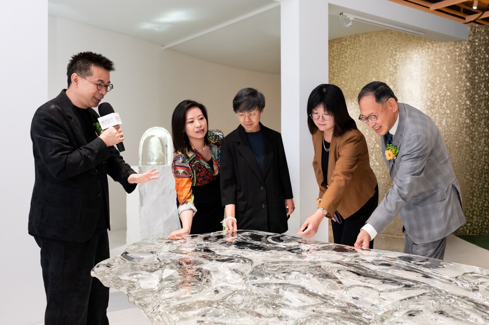 Following the opening ceremony, the officiating guests visit the exhibition under docent introduction of lead artist Wu Daijie.