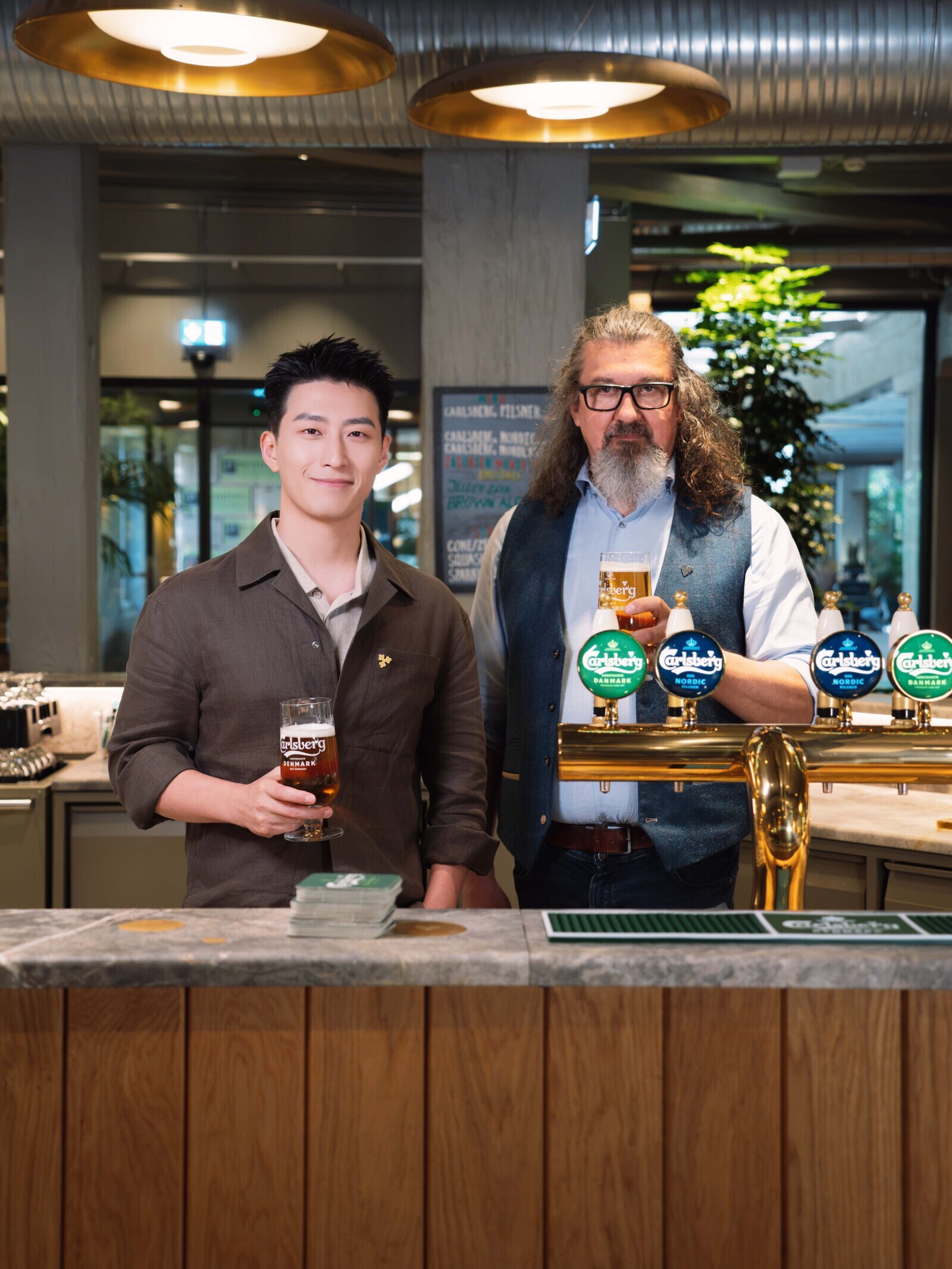 Shawn Dou meets Carlsberg's Master Brewer, Zoran Gojkovic, to explore Carlsberg's craftsmanship and the science behind "The Perfect Serve" at the research laboratory.