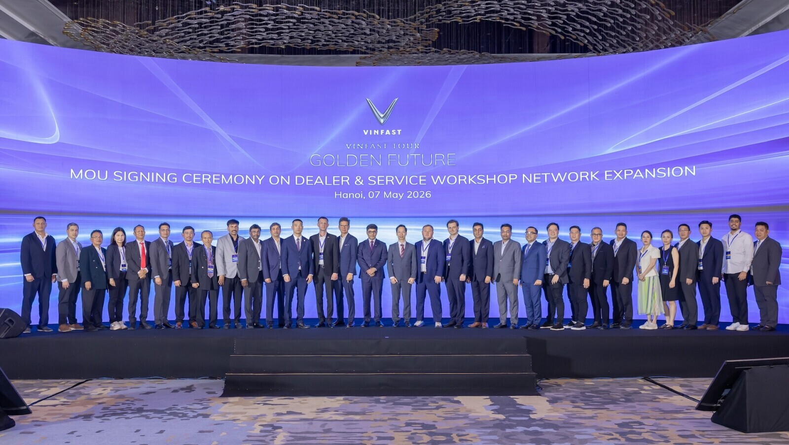 VinFast leaders and 29 after-sales partners at the Memorandum of Understanding signing ceremony held as part of the VinFast Global Business Conference.