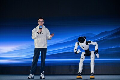 Peng Zhihui, Co-founder, President and CTO of AGIBOT, demonstrates interactive intelligence with AGIBOT X2 (PRNewsfoto/AGIBOT)