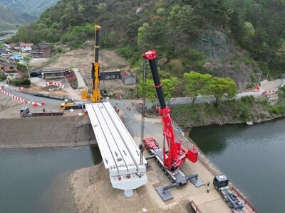 XCMG XCA1000G8-1K All-Terrain Crane Made a Stunning Debut in South Korea. (PRNewsfoto/XCMG Crane)