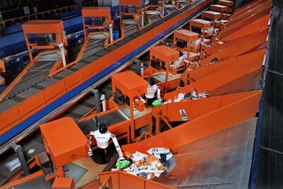 ROBOTERA M7 humanoid robot performing small parcel induction and sorting in a logistics environment (PRNewsfoto/ROBOTERA)