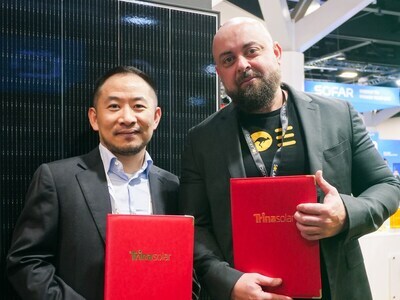 (L-R, Edison Zhou, Head of Australia, Trinasolar Asia Pacific and Rami Fedda, co-founder & Supply Director of Solar Juice, signed the MoU at the Smart Energy Conference & Exhibition in Sydney)