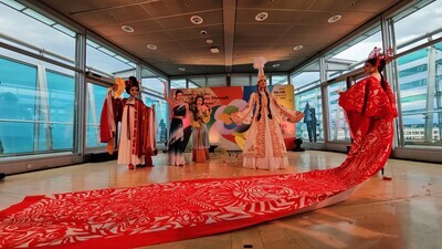 Henan Broadcasting System presented a fashion show featuring traditional Chinese-style attire. (PRNewsfoto/CICC)