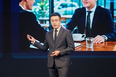 Zac Chow, Vice President of Huawei Asia Pacific Enterprise Sales Dept, delivering a speech
