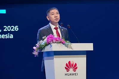 Leon Wang, President of Huawei Data Communication Product Line, giving a speech