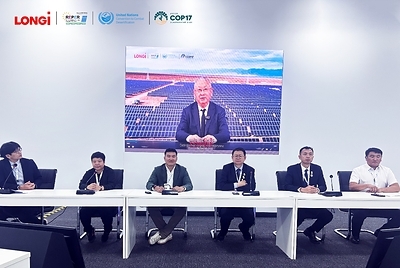 At a side event titled “From Desert to Asset – Comprehensive Solutions for Integrated PV-Based Ecological Restoration,” co-hosted by the School of Social Sciences of Tsinghua University and the China Green Foundation, Li Zhenguo, founder and Chief Technology Officer of LONGi, joined via video link and noted that traditional food production relies heavily on natural photosynthesis and climatic conditions.