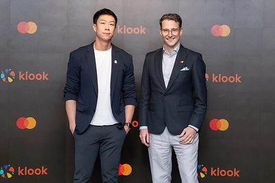 Left to right: Eric Gnock Fah, Co-Founder and President, Klook and Peter Robejsek, Executive Vice President, Market Development, Asia Pacific, Mastercard.