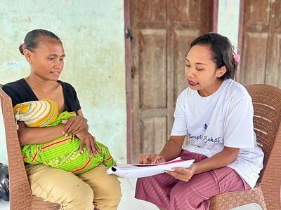 A Posyandu cadre in Tupan Village, South Central Timor, provided a counselling session to a mother during the program. Credit: Foundation for Mother and Child Health Indonesia.