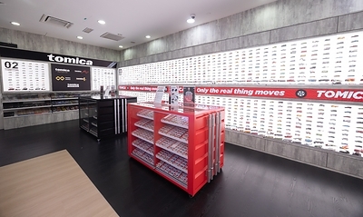 TOMICA BRAND STORE and TOMICA FACTORY offer immersive experiences, allowing customers to assemble their own die-cast cars for self-expression and a sense of identity. TOMICA BRAND STORE and TOMICA FACTORY offer immersive experiences, allowing customers to assemble their own die-cast cars for self-expression and a sense of identity.