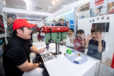 TOMICA BRAND STORE and TOMICA FACTORY offer immersive experiences, allowing customers to assemble their own die-cast cars for self-expression and a sense of identity. TOMICA BRAND STORE and TOMICA FACTORY offer immersive experiences, allowing customers to assemble their own die-cast cars for self-expression and a sense of identity.
