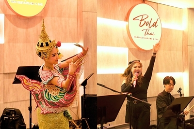 Diners were captivated by traditional Thai cultural dances, featuring the elegant Manohra Buchayan and the ceremonial Ram Sat Chatri performances. As the night progressed, a live band took the stage for two energetic sets, transitioning the atmosphere from classical grace to a contemporary celebration and keeping the energy high Diners were captivated by traditional Thai cultural dances, featuring the elegant Manohra Buchayan and the ceremonial Ram Sat Chatri performances. As the night progressed, a live band took the stage for two energetic sets, transitioning the atmosphere from classical grace to a contemporary celebration and keeping the energy high