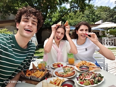 The 32 MP HD Wide-Angle Selfie Camera on V80 Lite 5G offers a 90° field of view for sharp, natural group photos. The 32 MP HD Wide-Angle Selfie Camera on V80 Lite 5G offers a 90° field of view for sharp, natural group photos.