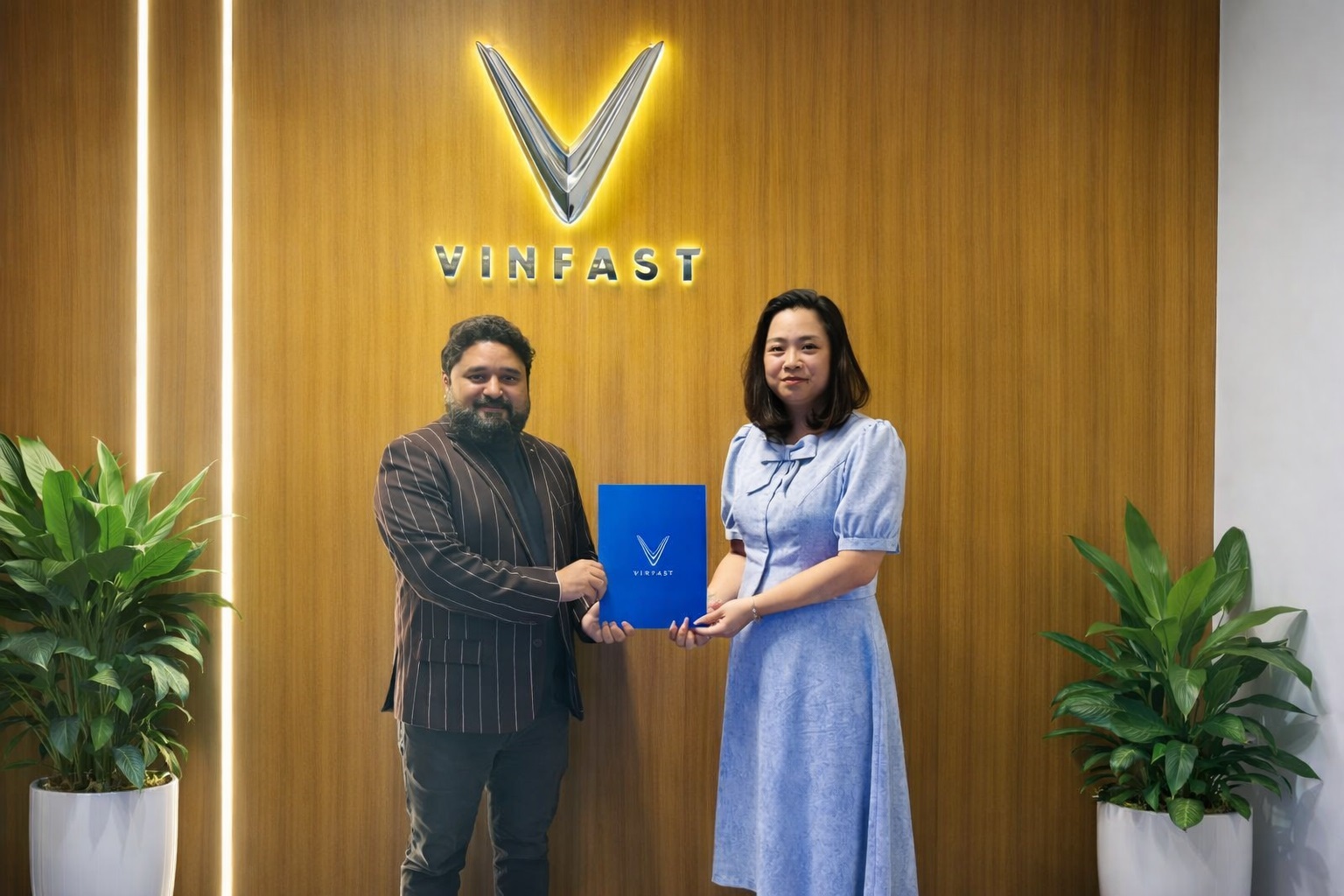 Ms. Đỗ Hoài Linh, CEO of VinFast Middle East (right), and Mr. Chintan Sareen, Founder and CEO of PlusX Electric, at the signing ceremony of the Memorandum of Understanding between the two parties.