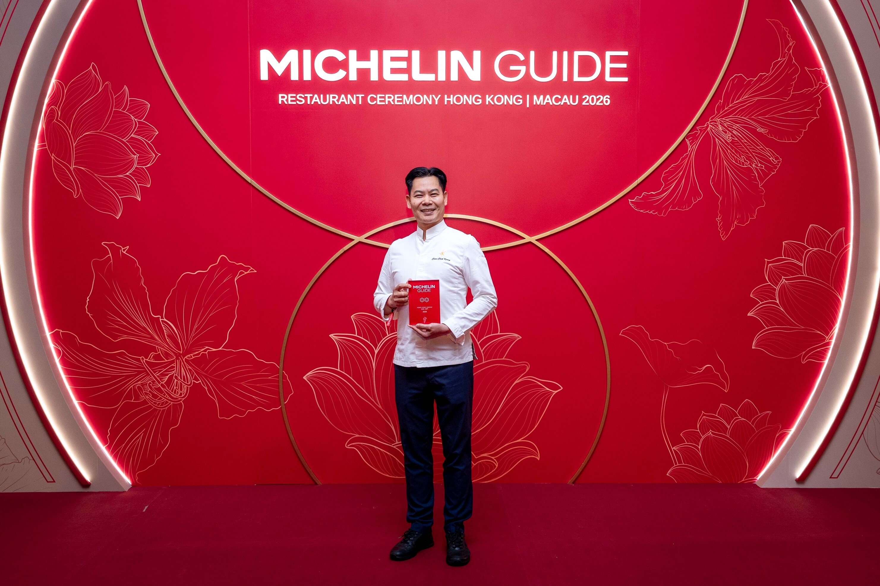 Feng Wei Ju at StarWorld Hotel has boasted an impressive 10 consecutive years of two-Michelin-starred recognition. Chan Chek Keong, Assistance Vice President of Food & Beverage Culinary of StarWorld Hotel and Executive Chef of Feng Wei Ju accepted the award on behalf his team.