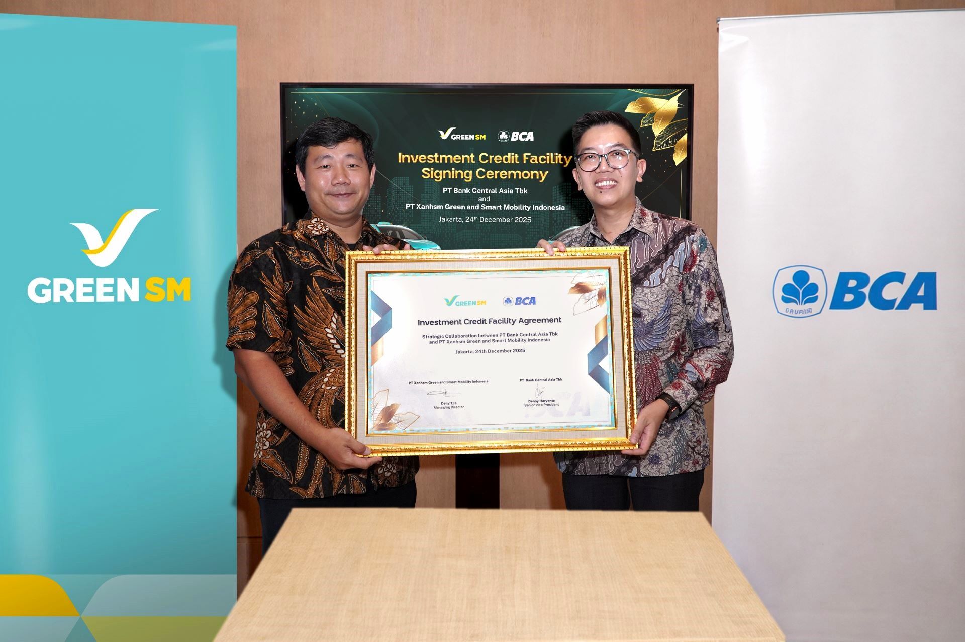 Mr. Denny Haryanto - SVP Corporate Banking, BCA (left) and Mr. Deny Tjia - Managing Director of Green SM Indonesia at the Investment Loan Signing Ceremony between Green SM Indonesia and BCA in Jakarta.