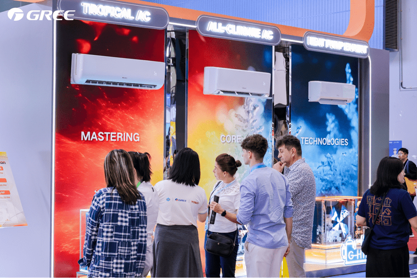 Overseas buyers visit the booth of Gree