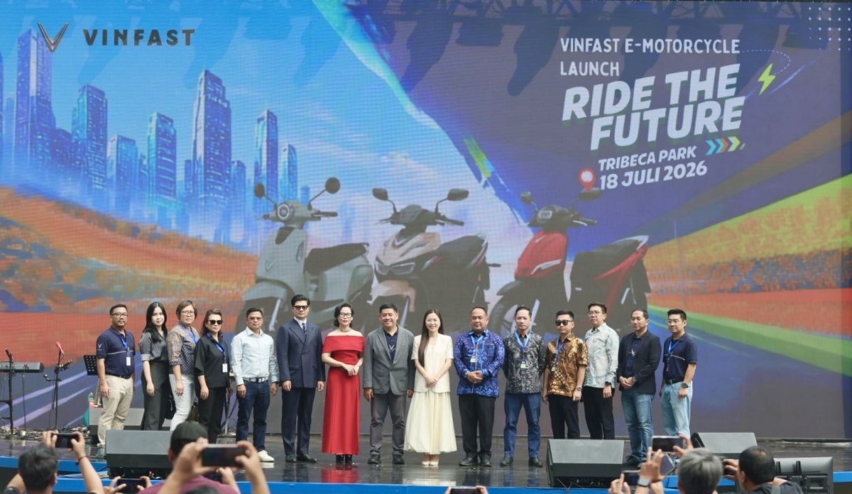 VinFast representatives and distinguished guests at the VinFast Electric Motorcycle Experience Day, marking the start of the grand opening series for VinFast's 20 electric motorcycle dealerships in Indonesia.