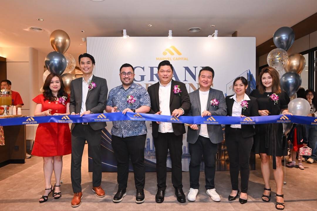 (Centre) Mr. Jayden Wong, Managing Director of Marvel Capital Holdings Ltd., officiates the ribbon-cutting ceremony for the company's new regional office at Mercu Aspire, KL Eco City, Kuala Lumpur. Joining him are (left of Mr. Wong) Mr. Jonathan Chan, Head of Legal of European Credit Investment Bank (ECIB); (right of Mr. Wong) Mr. Alvin Tan, CEO of AEI Asset Wealth; together with members of Marvel Capital Holdings Ltd.'s senior management team.