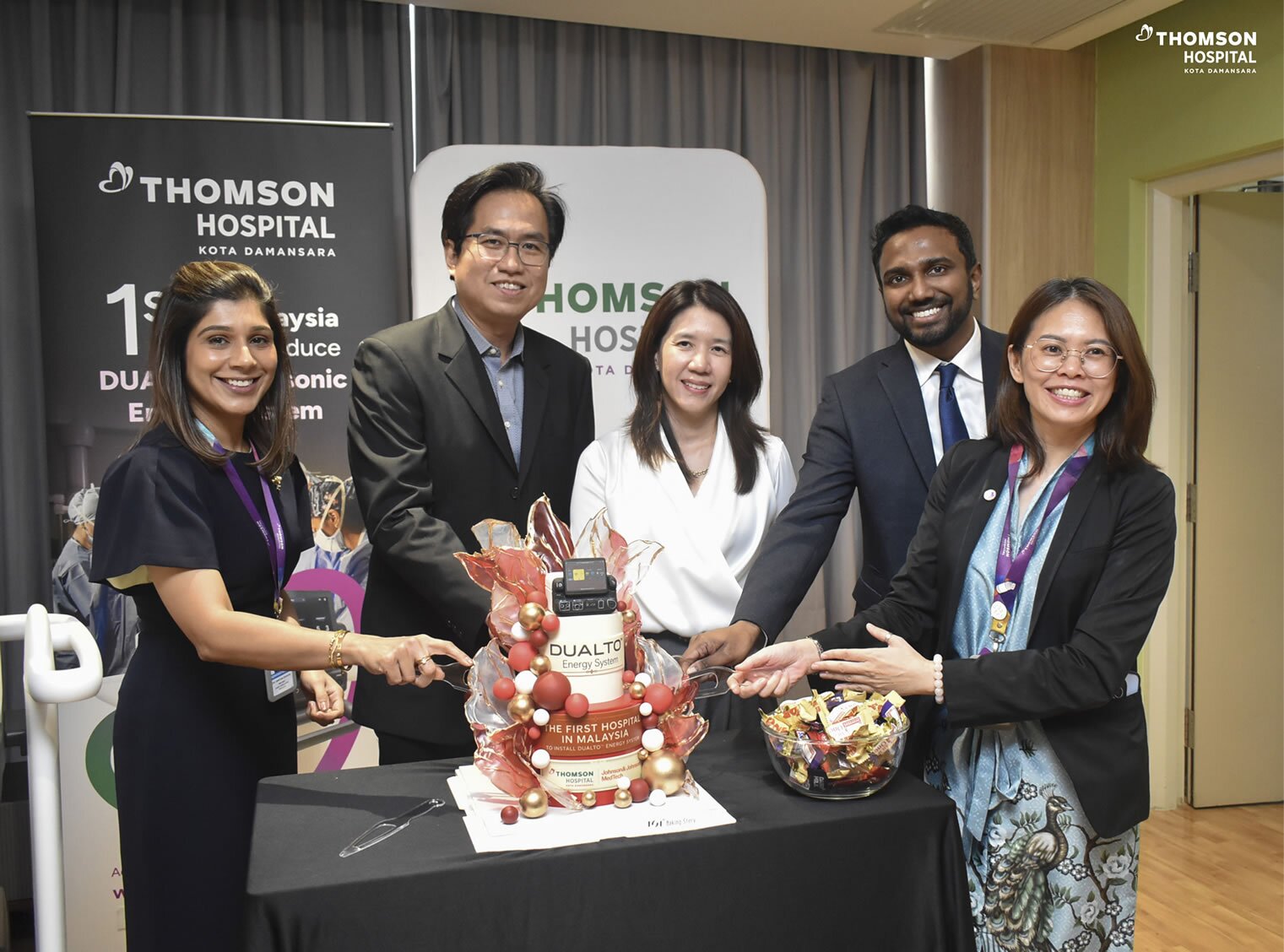 From left: Dr Savitha Dharan, CEO of Thomson Hospital Kota Damansara, Dr Wong Sze Ming, Consultant General & Colorectal Surgeon, Jo-Ann Gan, Commercial Lead (Surgery) Malaysia & Brunei, J&J MedTech, Prof Dr Prasanna Supramaniam, Consultant in O&G, Fertility Specialist, Subspecialist in Reproductive Medicine, Minimal Invasive Gynaecological Surgeon & Ng Yee Voon, Senior General Manager, Thomson Fertility.