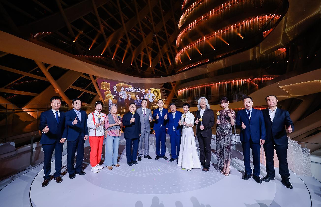 On the evening of August 12, the "YOU BRING CHARM TO THE WORLD — The 18th Global Chinese Awards" concluded at the Phoenix Center in Beijing. The photo shows award recipients posing with presenters.