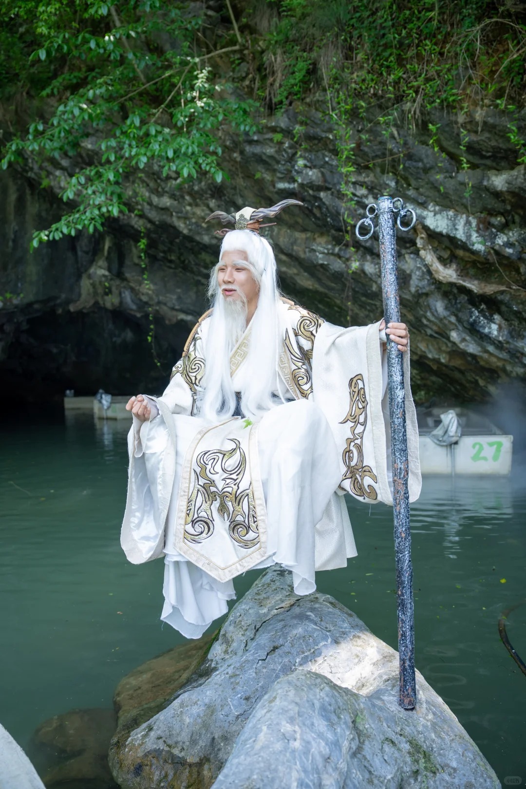 The "Turtle Immortal," an interactive character at Chuiyun Tongtian River in Tonglu, greets visitors during a cave tour.